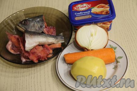 Подготовить продукты для приготовления сырного супа с горбушей и плавленным сыром. У меня был крупный картофель, поэтому я взяла 1 клубень, если у вас средние клубни - тогда возьмите 2 картошины. Лук тоже был крупный, я взяла половину луковицы. Картошку и морковь почистить (я почистила заранее и положила картофель в миску с водой, чтобы он не потемнел). Плавленный сыр желательно взять пастообразный, он лучше растворяется в супе, но подойдёт и плавленный сырок. В качестве рыбы для супа я взяла голову горбуши, предварительно удалив жабры, а также хребтовую кость с хвостом и большие плавники.