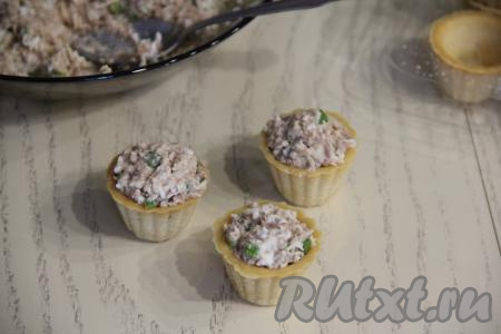 ​​​​​​​Разложить начинку по тарталеткам.&nbsp;