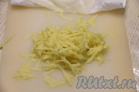 Картошку натереть на крупной тёрке (можно натереть и на тёрке для моркови по-корейски). Натёртую картошку промокнуть бумажным полотенцем, убирая выделившуюся жидкость.&nbsp;