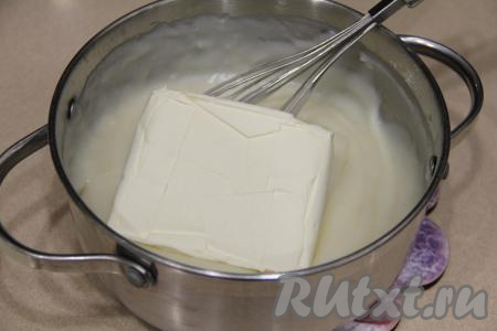 Добавить в горячий крем мягкое сливочное масло.&nbsp;