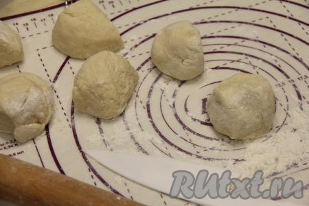 ​​​​​​​Разделить тесто на 10 частей.&nbsp;