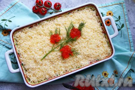 Дать салату пропитаться 2-3 часа в холодильнике. Украсить готовый слоёный салат с тунцом и крабовыми палочками по желанию. Я украсила веточками укропа и красной икрой. Вкусный, нежный салат подать к столу.