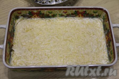 Нанести решётку из майонеза и разровнять.