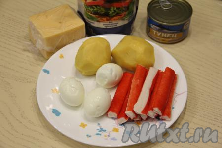 Яйца и картошку очистить. С крабовых палочек снять слюду.