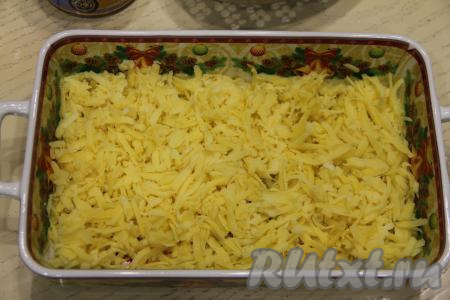 Картошку натереть на крупной тёрке и равномерно выложить на дно формы первым слоем. Слегка посолить.