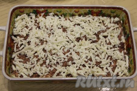 Яйца разделить на белки и желтки. Натереть белки на крупной тёрке и выложить поверх тунца.