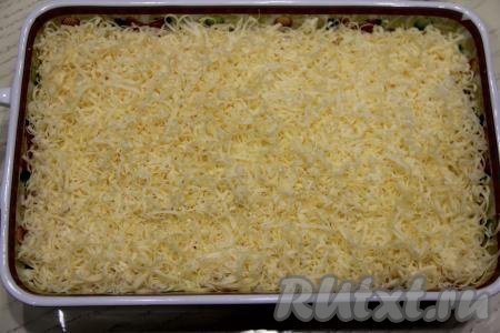 Разровнять слой с желтками. Добавить немного майонеза. Сыр натереть на мелкой тёрке и выложить заключительным слоем нашего салата.