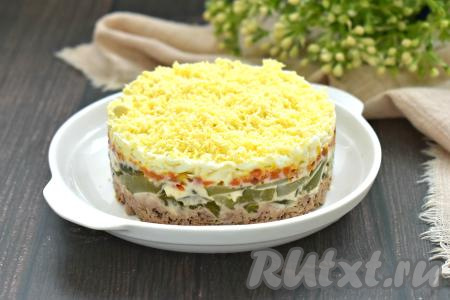 Ставим тарелки с сервировочными кольцами в холодильник минут на 30, чтобы слоёный печёночный салат пропитался. Затем сервировочные кольца убираем и подаём вкусный, насыщенный салат, приготовленный&nbsp;из куриной печени с солёным огурцом и яйцом, к столу.