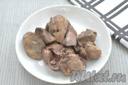 Куриную печень для этого салата можно отварить или пожарить на сковороде. Я предпочла первый вариант, выложила печёнку в кастрюлю, залила полностью водой, поставила на огонь, после закипания воды, уменьшив огонь, отварила печень в течение 15 минут. Затем воду сразу слила и дала печёнке полностью остыть. С варёной куриной печенью салат получается более нежным.