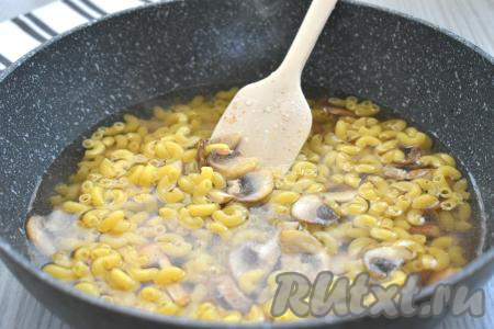 По вкусу солим, сдабриваем молотыми специями, вливаем 250 миллилитров кипящей воды, перемешиваем.