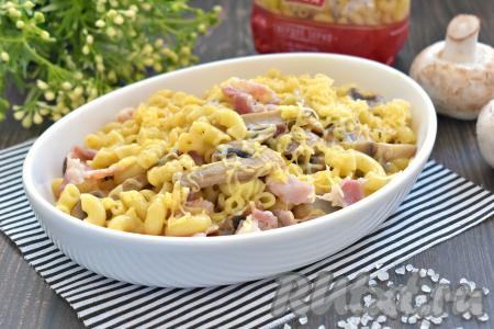 При подаче блюдо можно дополнить мелко нарезанной свежей зеленью или натёртым сыром. Я посыпала мелко натёртым сыром, он сделал блюдо более изысканным. Пасту с беконом и шампиньонами лучше подавать сразу к столу, пока она&nbsp;горячая.