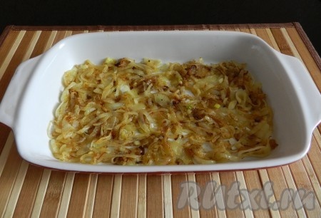 Репчатый лук очистить, нарезать полукольцами, обжарить на небольшом количестве растительного масла на сковороде, периодически помешивая, до мягкости. Жареному луку дать остыть. В форму для запекания ровным слоем выложить остывший лук.