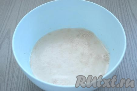 Накрываем миску полотенцем и оставляем в тёплом месте на 10 минут. За это время дрожжи активируются и на поверхности молока образуется пенная шапка. Пока дрожжи активируются, растапливаем сливочное масло, даём немного остыть.