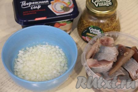 Пока корж остывает, можно заняться начинкой для свекольного рулета. Для этого лук нужно очистить, мелко нарезать, выложить в глубокую тарелку, добавить уксус, сахар, 1 столовую ложку воды, перемешать. Оставить лук мариноваться минут 20.