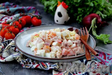 Разложить салат, приготовленный с копчёной курицей, пекинской капустой и помидорами, по тарелкам, сверху, по желанию, выложить несколько сухариков. Не вмешивайте сухарики в салат, они размякнут. Вот такой незамысловатый, вкусный и сочный салат получился.