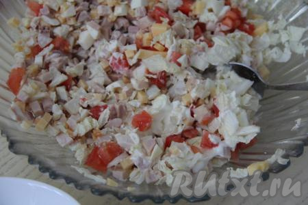 Добавить в салатник сыр, заправить салат майонезом, посолить, перемешать и сразу подавать к столу.