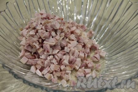 Копчёное мясо для этого салата можно взять с любых частей курицы. 300 грамм копчёного куриного мяса, отделённого от костей, нарезать на небольшие кубики, сложить в салатник.&nbsp;