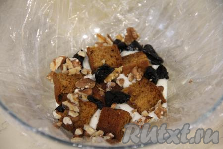 Далее хаотично выложить немного чернослива и орехов.&nbsp;