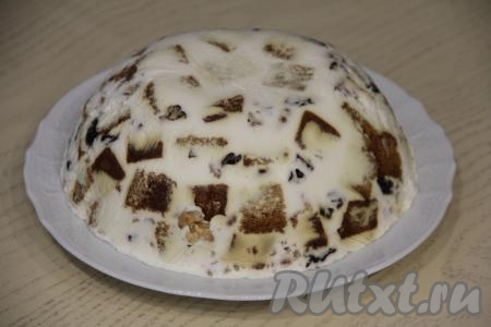 Поставить торт в холодильник на ночь. Затем убрать плёнку, покрывающую торт сверху. Аккуратно перевернуть торт на тарелку. Убрать миску и плёнку с поверхности медовика "Панчо".&nbsp;