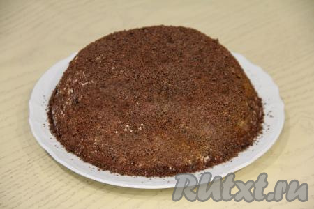 Верх и бока медового торта "Панчо" покрыть шоколадом, натёртым на мелкой тёрке.&nbsp;