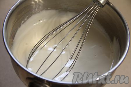 Перемешать медовую массу венчиком, она посветлеет и станет пышной.&nbsp;