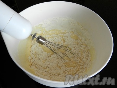 Всыпать разрыхлитель, частями добавить муку, каждый раз тщательно вмешивая её в тесто на низких оборотах миксера. Добавляя муку ориентируйтесь не на указанное количество, а на консистенцию замешиваемого бисквитного теста, оно должно получиться воздушным, напоминающим сметану средней густоты.