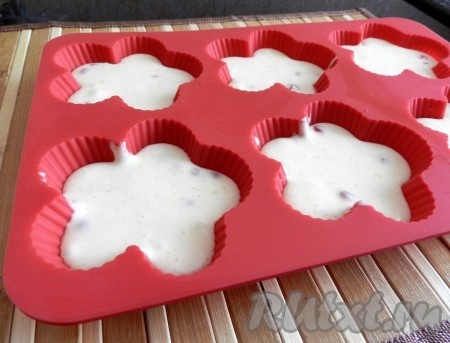 Тесто разложить по формочкам (если используете силиконовые формочки, их можно не смазывать маслом), заполняя их на 2/3 объёма. Поставить формочки в духовку, разогретую до 180 градусов, и выпекать кексы 20-25 минут (готовность проверьте, проколов тесто сухой зубочисткой, если зубочистка и после прокалывания выпечки останется сухой, значит пора доставать кексы из духовки).