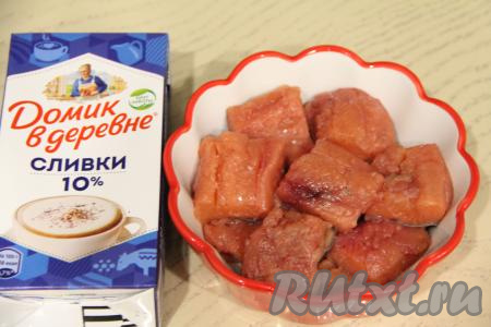 Выложить филе горбуши в жаропрочную форму. Рыбу практически полостью залить сливками и поставить в духовку, разогретую до 180 градусов, на 30 минут.&nbsp;