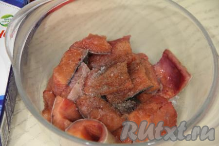 Кусочки филе горбуши сложить в миску, посолить, поперчить, перемешать.&nbsp;