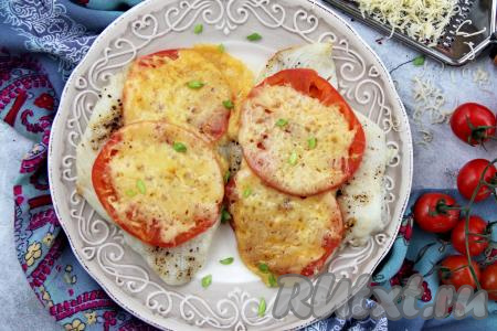 Готовое нежнейшее филе тилапии, запечённое с помидорами и сыром, достать из духовки, переложить на тарелку и подать к столу в горячем виде, дополнив гарниром на ваш выбор.