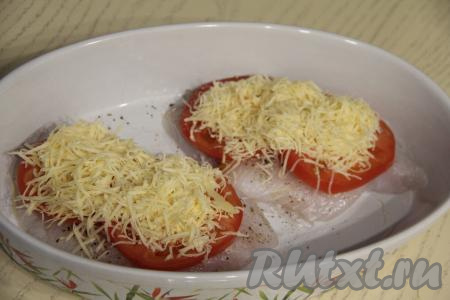 Сыр натереть на крупной (или средней) тёрке, выложить поверх помидоров.