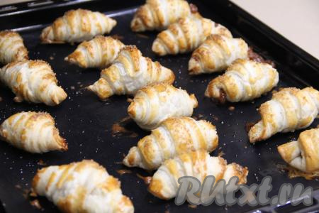 Поставить противень с рогаликами с варёной сгущёнкой в разогретую до 220 градусов духовку. Выпекать минут 20 (до золотистого цвета слоёного теста).&nbsp;