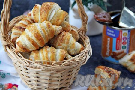 Готовые рогалики достать из духовки, дать немного остыть, а затем можно перекладывать на тарелку и подавать к столу.&nbsp;