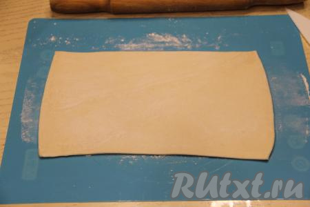 Тесто у меня было в двух пластах. На присыпанной мукой поверхности вначале один пласт теста раскатать в длину до толщины примерно 3 миллиметра.&nbsp;