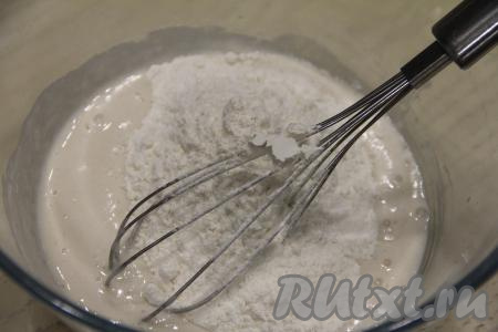 В получившуюся массу просеять всю оставшуюся муку, снова тщательно перемешать венчиком.&nbsp;