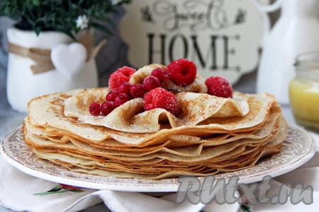 Эластичные, вкусные, аппетитные тонкие постные блины, приготовленные на дрожжах, к столу подать тёплыми, дополнив мёдом, джемом или вареньем.