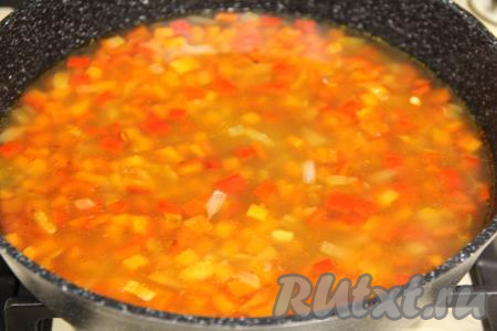 Влить в сковороду 400 миллилитров горячей воды, перемешать рис с овощами и соусом "Терияки".&nbsp;