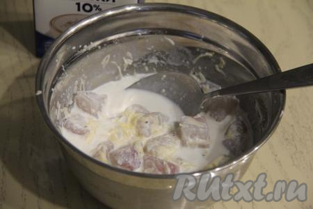 Перемешать столовой ложкой, покрывая кусочки тилапии смесью сливок и сыра со всех сторон.&nbsp;