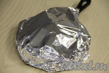 Накрыть форму (или сковороду фольгой) и поставить в разогретую до 180 градусов духовку.&nbsp;Запекать тилапию в сливочном соусе 25 минут.