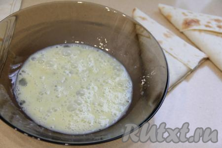 Второе яйцо вбить в глубокую тарелку с плоским дном, взбить яйцо вилкой до получения однородной яичной массы.