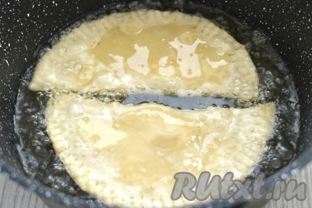 В глубокой сковороде хорошо разогреваем достаточное количество растительного масла. Выкладываем в горячее масло чебуреки и жарим их с каждой стороны примерно по 1,5 минуты (до золотистости с двух сторон) на среднем огне. Чебуреки должны "плавать" в масле.