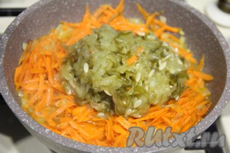 Обжарить овощи минут 5-7 (до мягкости моркови), не забывая время от времени помешивать. К обжаренным морковке и луку добавить солёные огурцы, натёртые на крупной тёрке, перемешать.&nbsp;