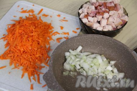 Пока варятся рис с картошкой, нужно нарезать колбасу на средние кубики. Морковь натереть на крупной тёрке. Нарезать мелко лук.&nbsp;