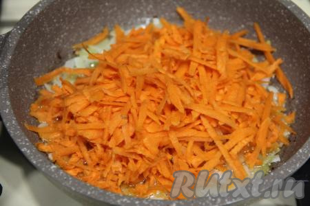 К обжаренному луку добавить натёртую морковку, перемешать овощи.&nbsp;