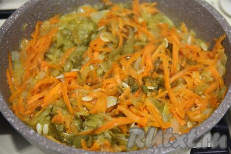 Обжарить овощи с огурцами минут 5, иногда помешивая.&nbsp;