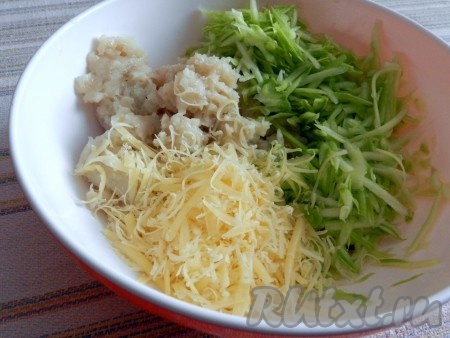Куриное филе промыть водой, обсушить, пропустить через мясорубку в миску. Кабачок вымыть, если у него толстая кожура и крупные семечки, их нужно будет удалить. У меня был молоденький кабачок, поэтому кожуру я срезать не стала. 200 грамм подготовленного кабачка натереть на крупной тёрке в отдельную миску, немного подсолить, оставить на 5 минут, затем руками хорошо отжать его от выделившегося сока (этот сок нам не понадобится). Получившуюся кабачковую массу и сыр, натёртый на крупной тёрке, добавить в миску с куриным фаршем.
