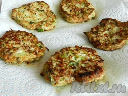 В сковороде разогреть растительное масло, выкладывать в сковороду 1-1,5 столовых ложки курино-кабачковой массы в виде круглых оладий. Жарить куриные оладьи с кабачком и сыром&nbsp;на среднем огне до подрумянивания с двух сторон. Готовые оладушки перекладывать со сковороды на бумажное полотенце, чтобы убрать лишний жир. Постепенно пожарить все оладьи.