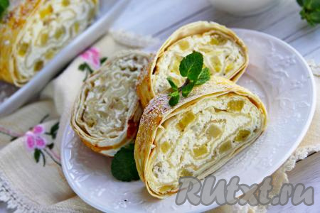 Нежный, очень вкусный, аппетитный рулет, приготовленный из лаваша с творогом и бананами в духовке, подать к столу.