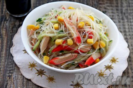 Благодаря оригинальной заправке и интересному сочетанию ингредиентов, салат приобретает яркий, запоминающийся вкус.