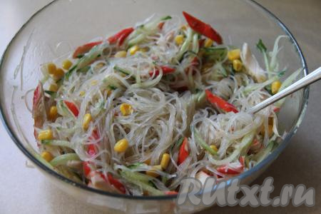 Перемешать салат и, накрыв миску крышкой, поставить в холодильник на 1 час.